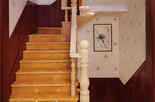 喜德中式别墅室内汉白玉石楼梯的定制安装装饰效果